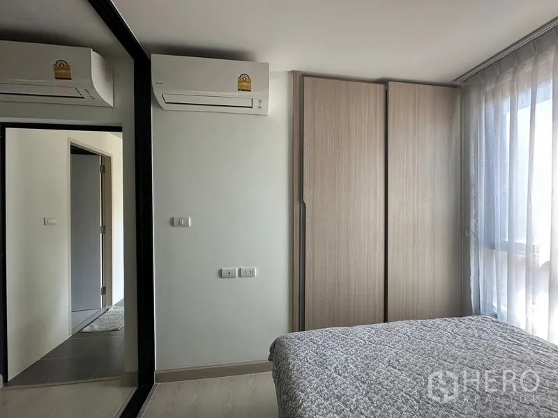 公寓 出售在Khlong Toei, Bangkok - 小型用餐角，毗邻通往卧室与阳台的推拉门。