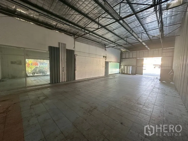 คลังสินค้า ให้เช่าในSaphan Sung, Bangkok - โถงเก็บสินค้าแบบโอเพ่นสเปซ หลังคาเมทัลชีทบุฉนวน ไฟฟลูออเรสเซนต์ และประตูบานเลื่อนกว้าง