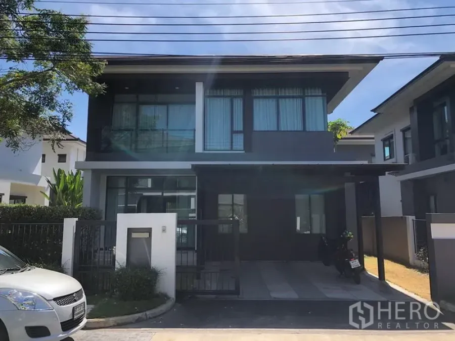 Detached House for rent or sale in Bang Kapi, Bangkok - Two-storey modern detached house exterior with covered parking and gated entrance in Setthasiri Krungthep Kreetha.