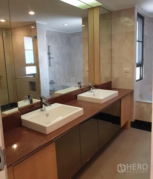 คอนโด ให้เช่าในWatthana, Bangkok - ห้องน้ำปูกระเบื้อง เคาน์เตอร์อ่างล้างหน้าคู่ กระจกบานใหญ่ และอ่างอาบน้ำ
