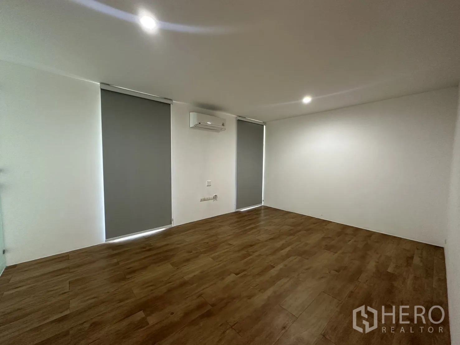 โฮมออฟฟิศ for rent in Phra Khanong, Bangkok - ห้องปรับอากาศพื้นลายไม้และม่านม้วนกรองแสง.