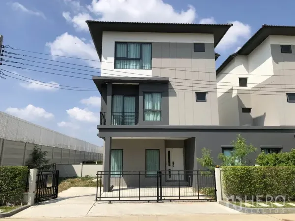 บ้าน ให้เช่าในPrawet, Bangkok - บ้านเดี่ยวสไตล์โมเดิร์น 3 ชั้น พร้อมรั้วและสวนหน้าบ้านในเขตประเวศ กรุงเทพฯ