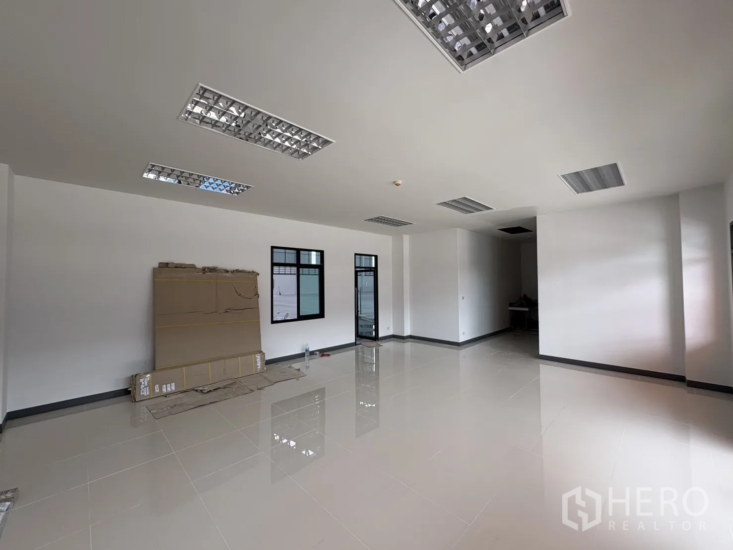 โรงงาน for rent in Bang Pakong, Chachoengsao - สำนักงานแบบเปิดโล่งพร้อมไฟฝ้าแบบกริดและช่องแสง.