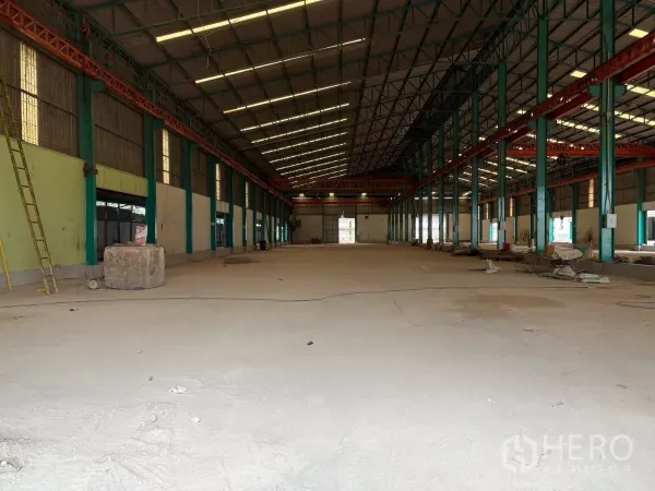 โรงงาน ให้เช่าในMueang Samut Sakhon, Samut Sakhon - พื้นที่โกดังแบบโปร่ง เสาโครงเหล็กหลายช่วง พร้อมคานวิ่งเครนเหนือศีรษะ.