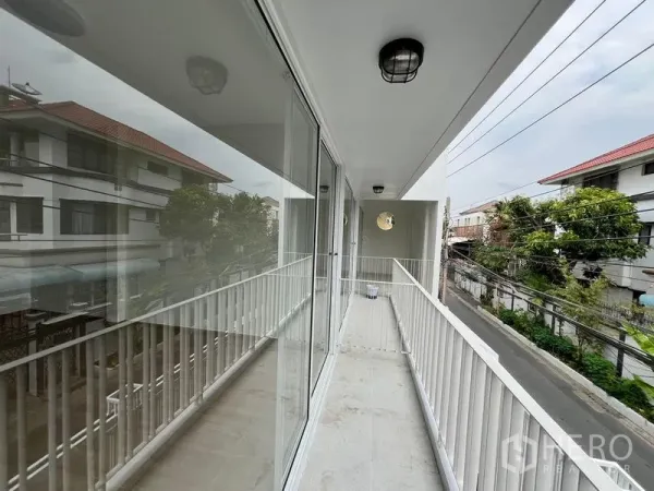 带办公室的家 出租在Huai Khwang, Bangkok - 二层覆盖式阳台，玻璃推拉门，可眺望街景。