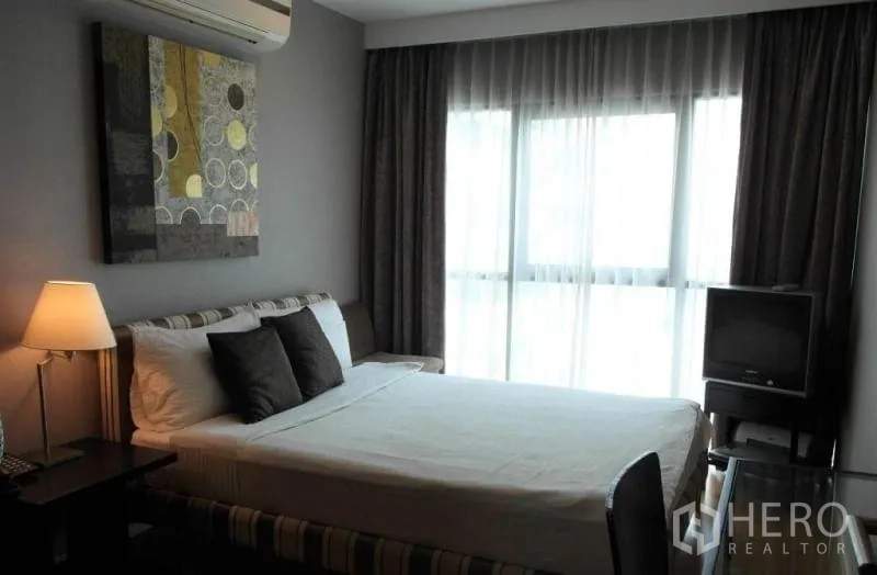 คอนโด ให้เช่าในSathon, Bangkok - ห้องนอนที่สอง เตียงคู่ โต๊ะทำงานพร้อมโคมไฟ เครื่องปรับอากาศ ทีวี และหน้าต่างกว้าง