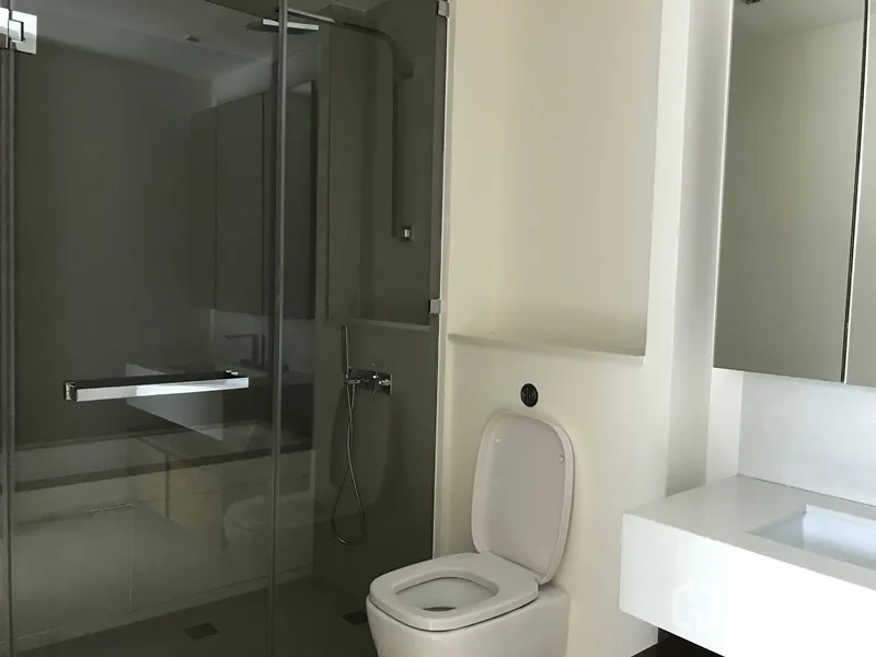 公寓 出租在Khlong San, Bangkok - 第二浴室，玻璃淋浴间与简洁白色台盆柜