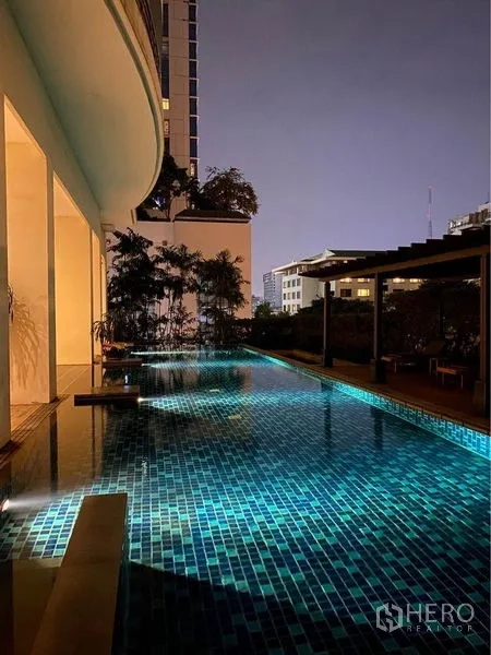 公寓 出租在Pathum Wan, Bangkok - 夜晚住户泳池，氛围灯光与城市景观