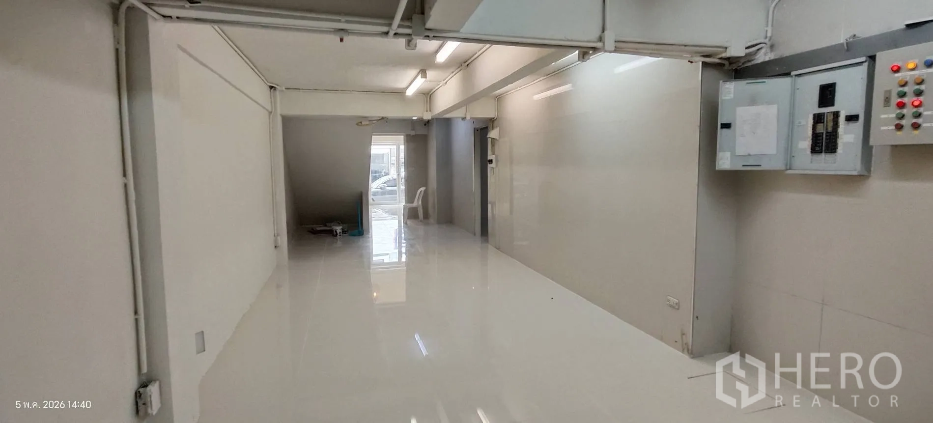 店屋 for rent in Watthana, Bangkok - 办公楼层，内置木质柜架、书桌与座椅