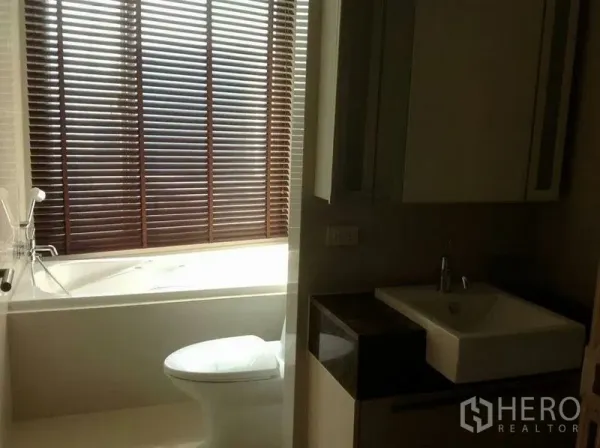 คอนโด ให้เช่าในWatthana, Bangkok - ห้องน้ำสมัยใหม่พร้อมอ่างอาบน้ำ โถสุขภัณฑ์ อ่างล้างหน้า และมู่ลี่ไม้รับแสงธรรมชาติ