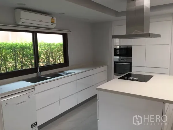 独立式住宅 出租在Sathon, Bangkok - 现代白色厨房，带中岛、嵌入式烤箱与灶台及油烟机