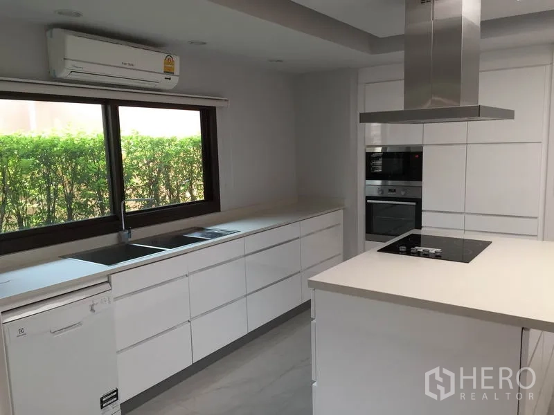 独立式住宅 出租在Sathon, Bangkok - 现代白色厨房，带中岛、嵌入式烤箱与灶台及油烟机
