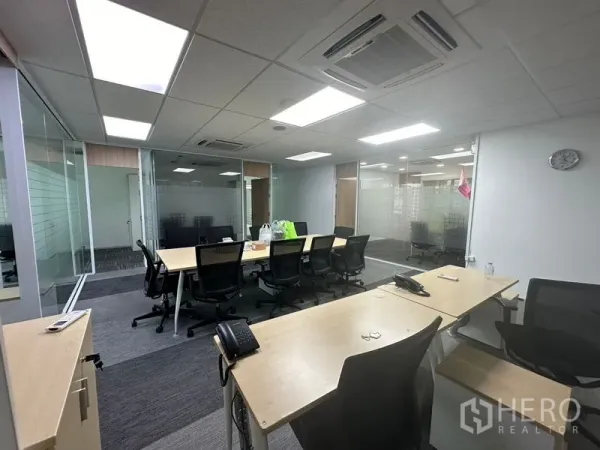 办公空间 出租 - 工位区配备会议桌、嵌入式卡式空调与磨砂玻璃会议室。