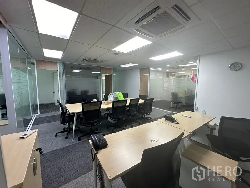 办公空间 出租 - 工位区配备会议桌、嵌入式卡式空调与磨砂玻璃会议室。