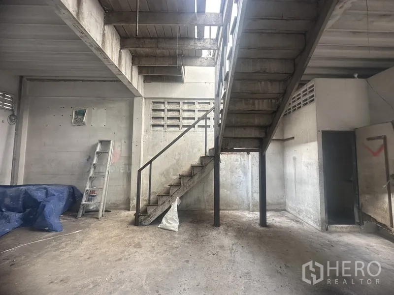 สำนักงาน ให้เช่า - โถงบันไดสไตล์อุตสาหกรรม เหมาะปรับใช้เป็นคลังสินค้า