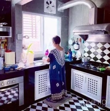 独立式住宅 出售在Khan Na Yao, Bangkok - 现代厨房，黑白棋盘格瓷砖，窗户通风与不锈钢抽油烟机