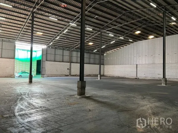 คลังสินค้า ให้เช่าในBang Sao Thong, Samut Prakan - มุมมองภายในไปทางทางเข้า แสดงทางรถวิ่งเข้าและประตูเลื่อนกว้าง