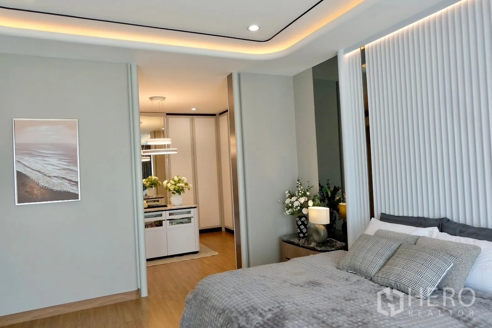 半独立式住宅 for sale in Prawet, Bangkok - 宽大的步入式衣帽间，镜面与环形吊灯。