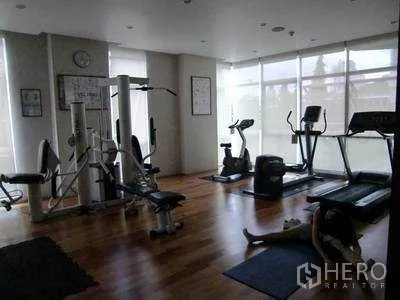 公寓 出租或出售在Watthana, Bangkok - 公寓健身房设跑步机、动感单车与力量器械，落地窗采光。