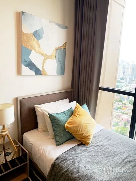 公寓 出租在Khlong Toei, Bangkok - 次卧配单人床与落地窗，俯瞰城市景观。