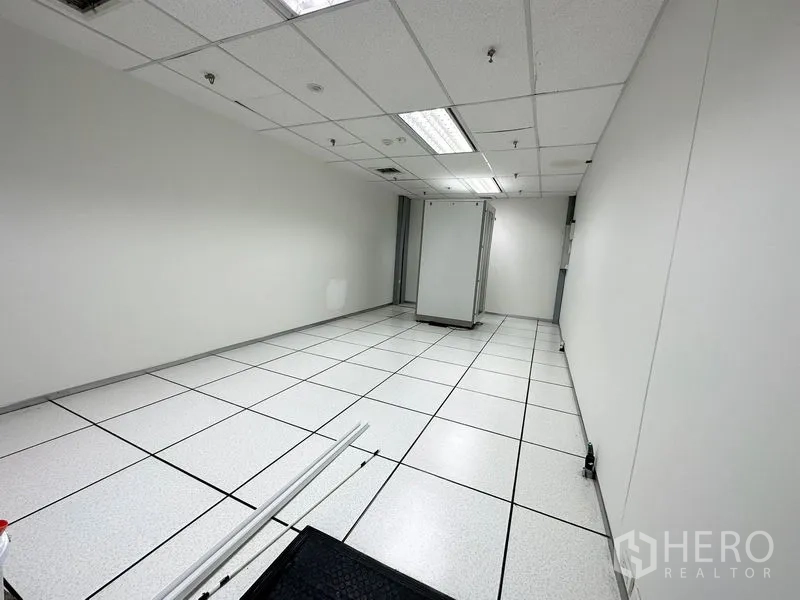 办公空间 出租在Watthana, Bangkok - 机房采用架空地板、白色墙面与顶灯，内有设备机柜。