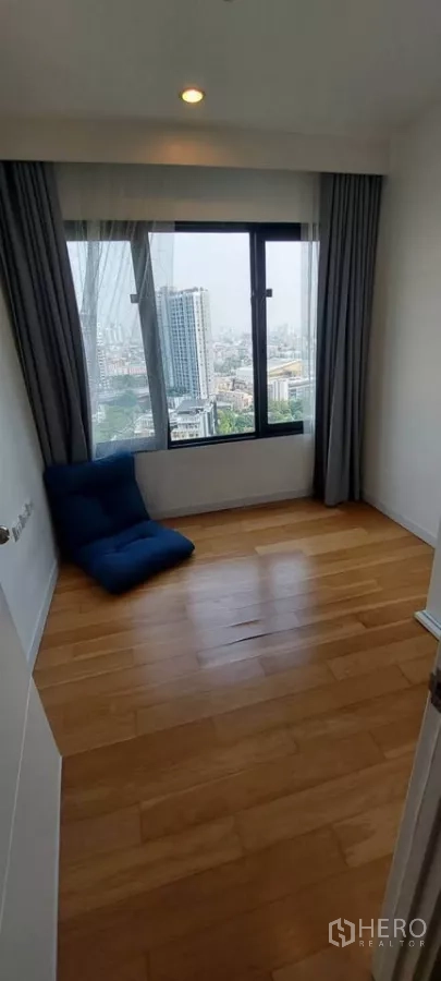 คอนโด ให้เช่าในWatthana, Bangkok - ห้องนอนที่สองหรือห้องทำงาน หน้าต่างมุมกว้างเห็นวิวเมือง
