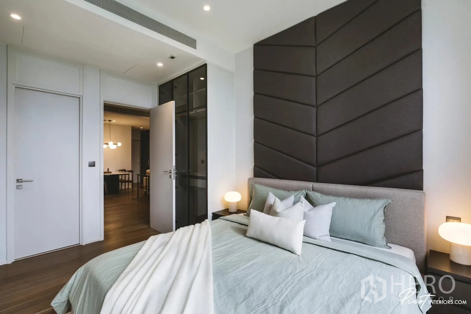คอนโด for rent in Pathum Wan, Bangkok - ห้องนอนอบอุ่นด้วยหัวเตียงบุนุ่มและโคมไฟหัวเตียง