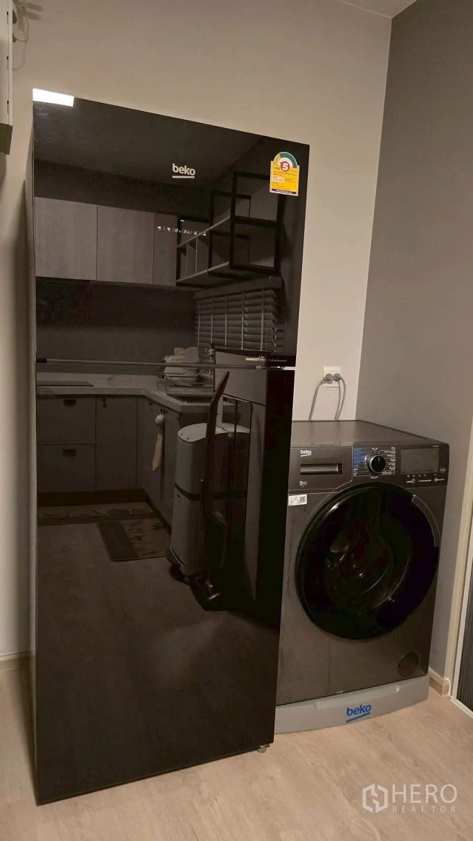 半独立式住宅 for rent in Prawet, Bangkok - 家务区配大冰箱与前置式洗衣机