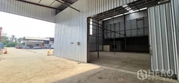 货栈 出租在Pak Kret, Nonthaburi - 暖武里府Pak Kret金属板仓库，超宽滑门与前方装卸院区。