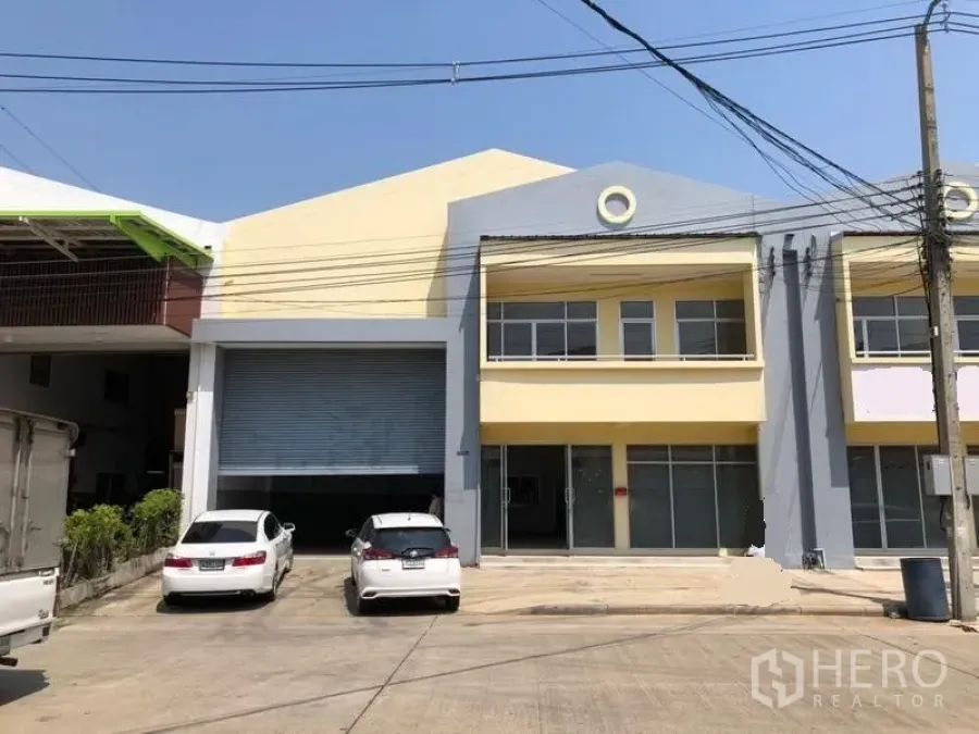 โรงงาน ให้เช่าในKhlong Luang, Pathum Thani - ด้านหน้าโรงงาน 2 ชั้นในคลองหลวง มีประตูม้วนขนาดใหญ่ ช่องจอดรถ และทางเข้าออกกว้าง