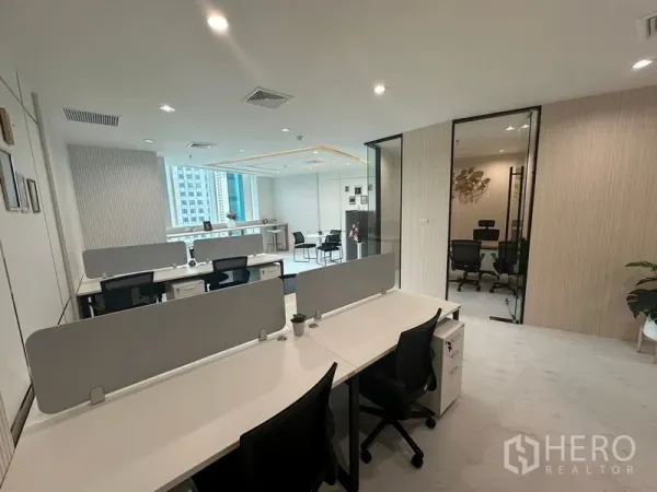 สำนักงาน ให้เช่า - พื้นที่ทำงานแบบโอเพ่นพร้อมฉากกั้น มองไปยังห้องกระจกและเคาน์เตอร์ริมหน้าต่าง