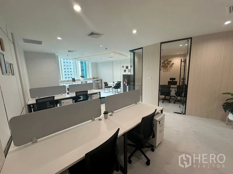 สำนักงาน ให้เช่า - พื้นที่ทำงานแบบโอเพ่นพร้อมฉากกั้น มองไปยังห้องกระจกและเคาน์เตอร์ริมหน้าต่าง