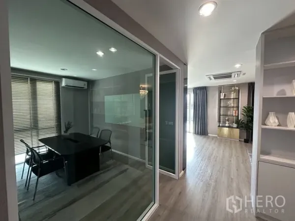 โรงงาน ขายในLam Luk Ka, Pathum Thani - ห้องประชุมผนังกระจกติดทางเดิน พื้นไม้สีอ่อน