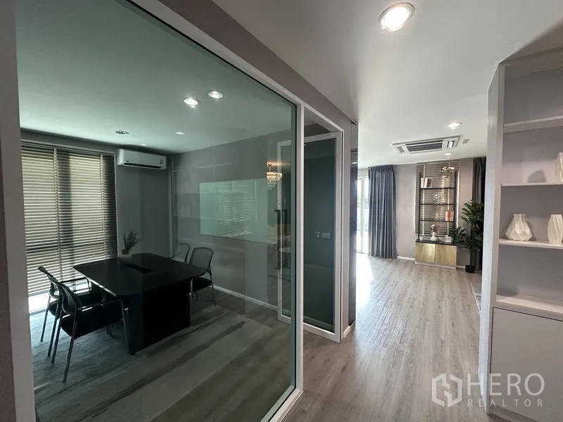 โรงงาน ขายในLam Luk Ka, Pathum Thani - ห้องประชุมผนังกระจกติดทางเดิน พื้นไม้สีอ่อน