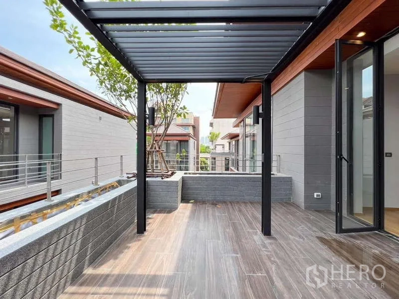 独立式住宅 出售在Yan Nawa, Bangkok - 露台设金属廊架与木纹地面，位于建筑之间