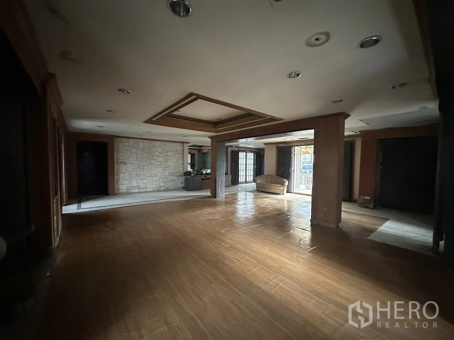 带办公室的家 出租在Huai Khwang, Bangkok - 大开间工作区，造型天花、石质背景墙与充足采光。