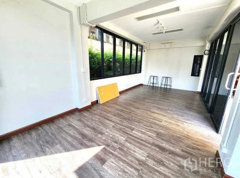 Office Space for rent or sale in Din Daeng, Bangkok - Bright glass-lined room overlooking a green hedge, ideal for reception or showroom.
