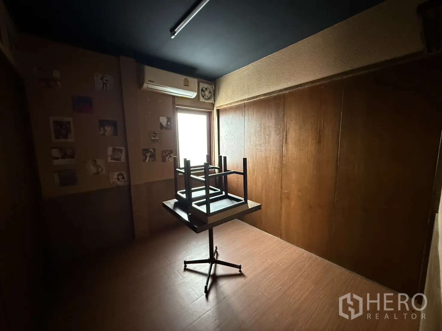 Detached House for rent in Watthana, Bangkok - Small multipurpose room with wooden walls and a side window.