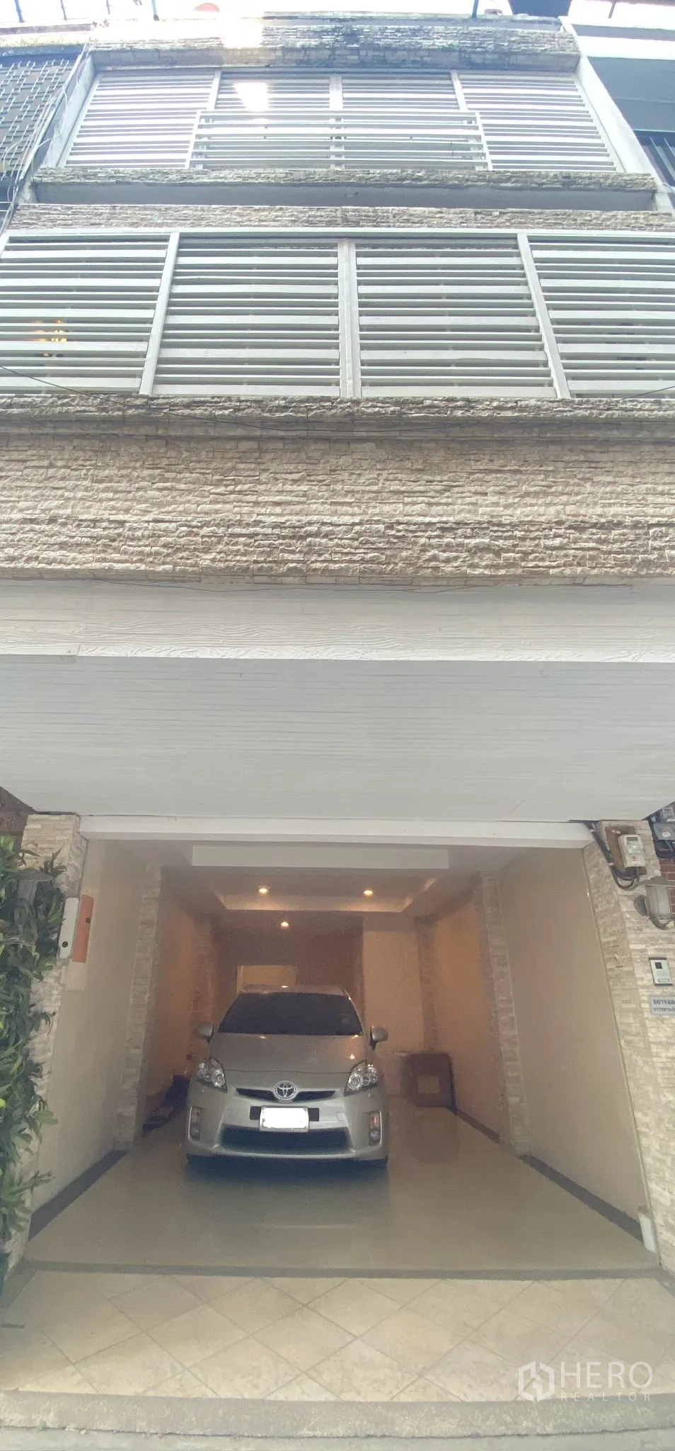 家庭办公室 for rent in Pathum Wan, Bangkok - 三层家庭办公室外立面，带百叶阳台与一车位室内车库。