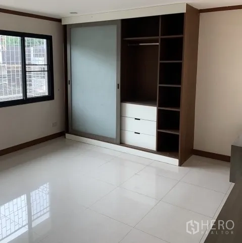 สำนักงานที่บ้าน ให้เช่า - ห้องสว่างพร้อมตู้เสื้อบประตูบานเลื่อนและหน้าต่าง เหมาะเป็นออฟฟิศส่วนตัวหรือห้องผู้บริหาร