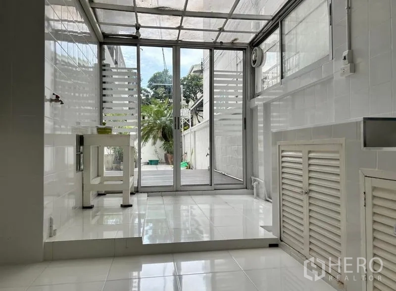带办公室的家 出租在Suan Luang, Bangkok - 玻璃顶天井，推拉门通向私家庭院