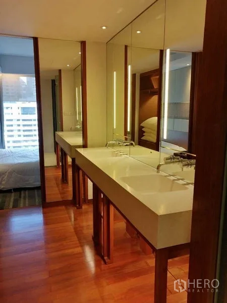 คอนโด ให้เช่าในPathum Wan, Bangkok - เคาน์เตอร์อ่างล้างหน้าคู่ กระจกบานใหญ่ ไฟอบอุ่น