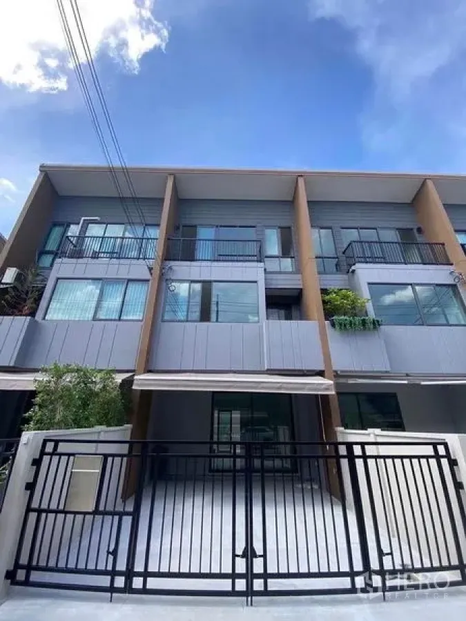 联排别墅 出租在Prawet, Bangkok - 三层现代联排别墅外立面，带可上锁的前院车位。