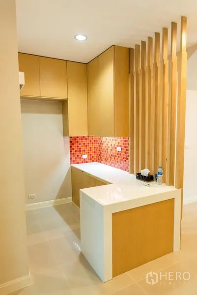 联排别墅 出售在Wang Thonglang, Bangkok - 小型茶水间，石英台面、木柜与马赛克挡板。
