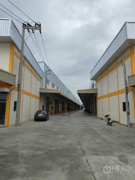 คลังสินค้า ให้เช่าในKrathum Baen, Samut Sakhon - ซอยกว้างระหว่างโกดังสองฝั่ง มีหลังคายาว รองรับรถบรรทุก