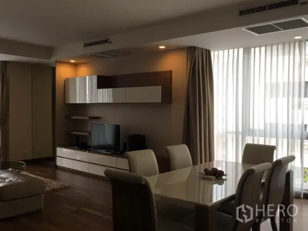 公寓 出租在Pathum Wan, Bangkok - 开放式客餐厅，电视墙、筒灯与纱帘