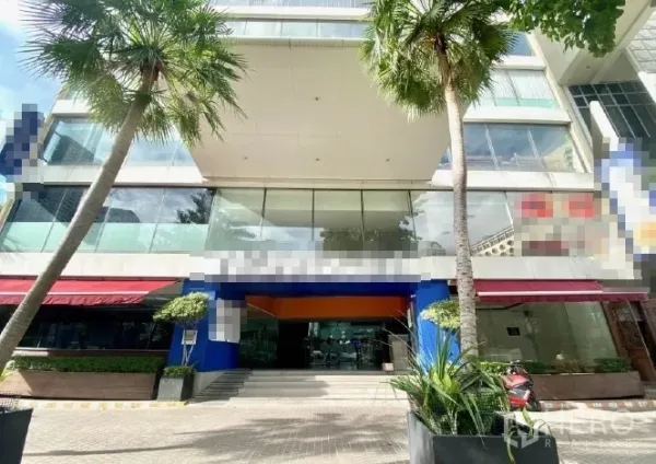 พื้นที่ขายปลีก ให้เช่าในPathum Wan, Bangkok - ด้านหน้าอาคารพาณิชย์สมัยใหม่ มีต้นปาล์มและทางเดินกว้าง
