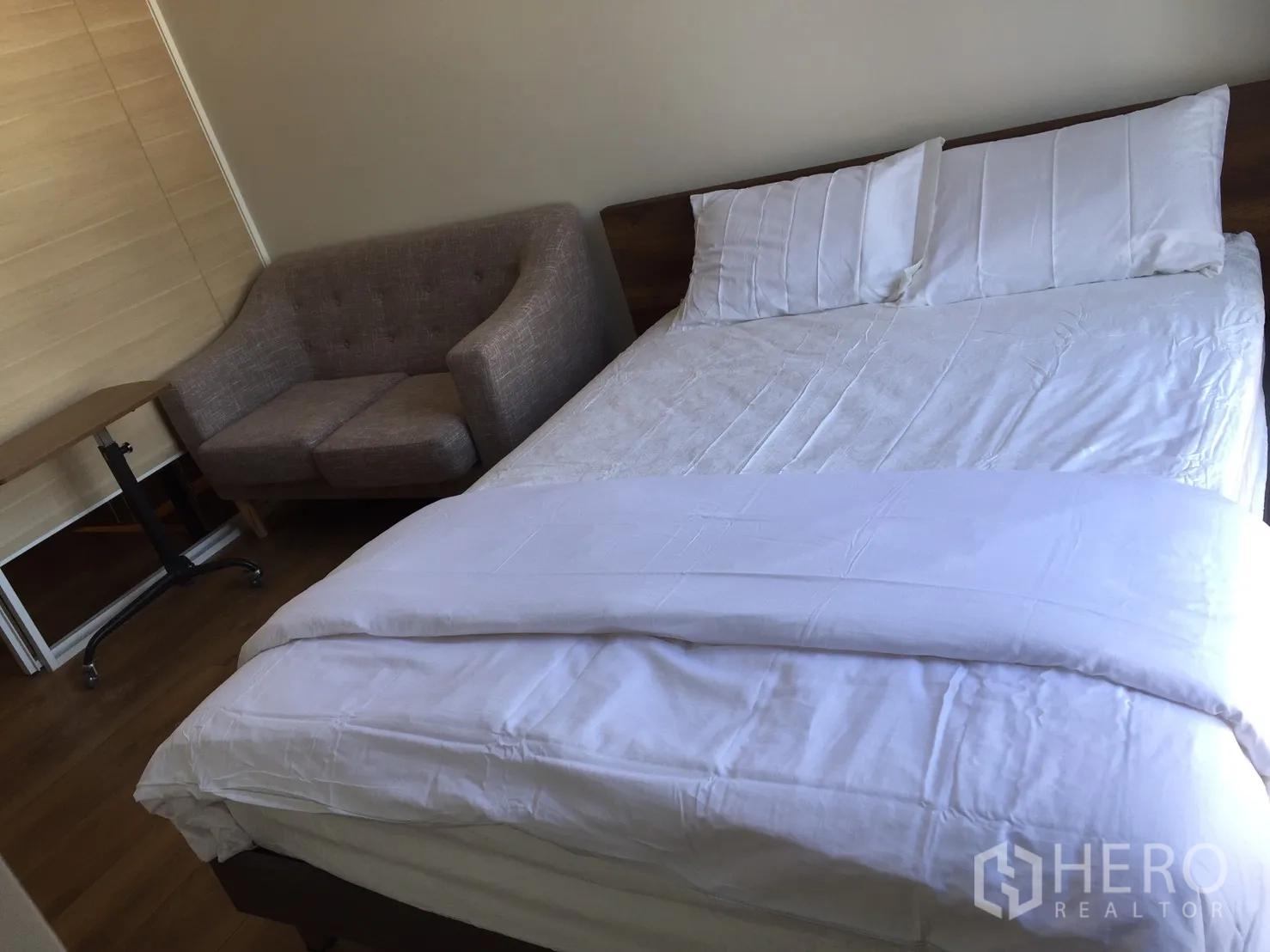公寓 出租或出售在Khlong Toei, Bangkok - 暖意卧室：白色床品、灰色沙发与带轮小桌，木地板，空堤区公寓