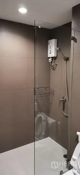 คอนโด ให้เช่าในWatthana, Bangkok - ห้องน้ำสมัยใหม่พร้อมตู้กระจกอาบน้ำและเครื่องทำน้ำอุ่น