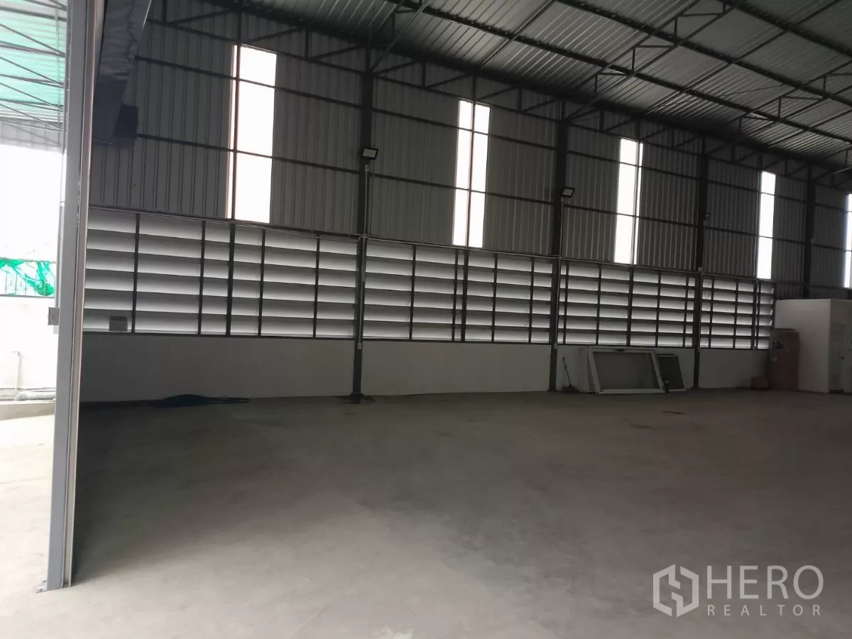 货栈 出租在Huai Khwang, Bangkok - 仓库内墙带水平百叶通风窗及入口。
